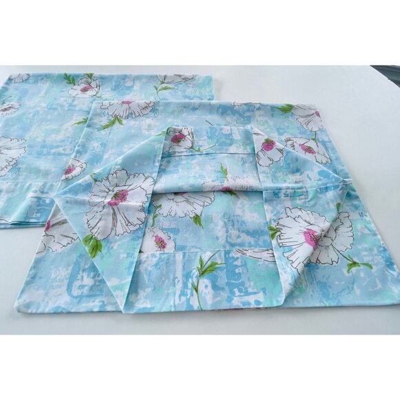 Vintage 70s blue pillowcases, white and pink large flowers, pair of pillow shams - Picture 5 of 7